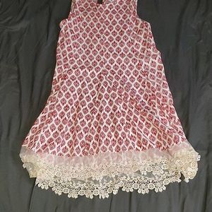 Sleeveless dress with antique lace trim